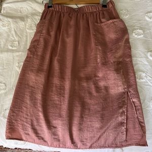 Silky pink skirt with pockets and slits